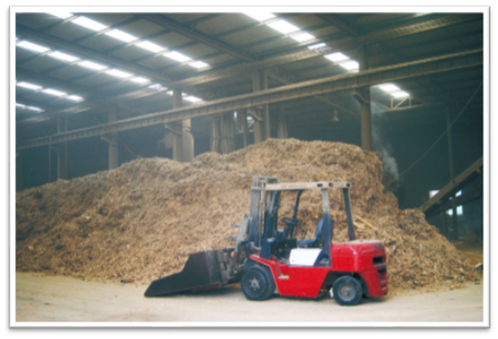 堆码整齐的成品仓库车间和堆积如山的生产原料